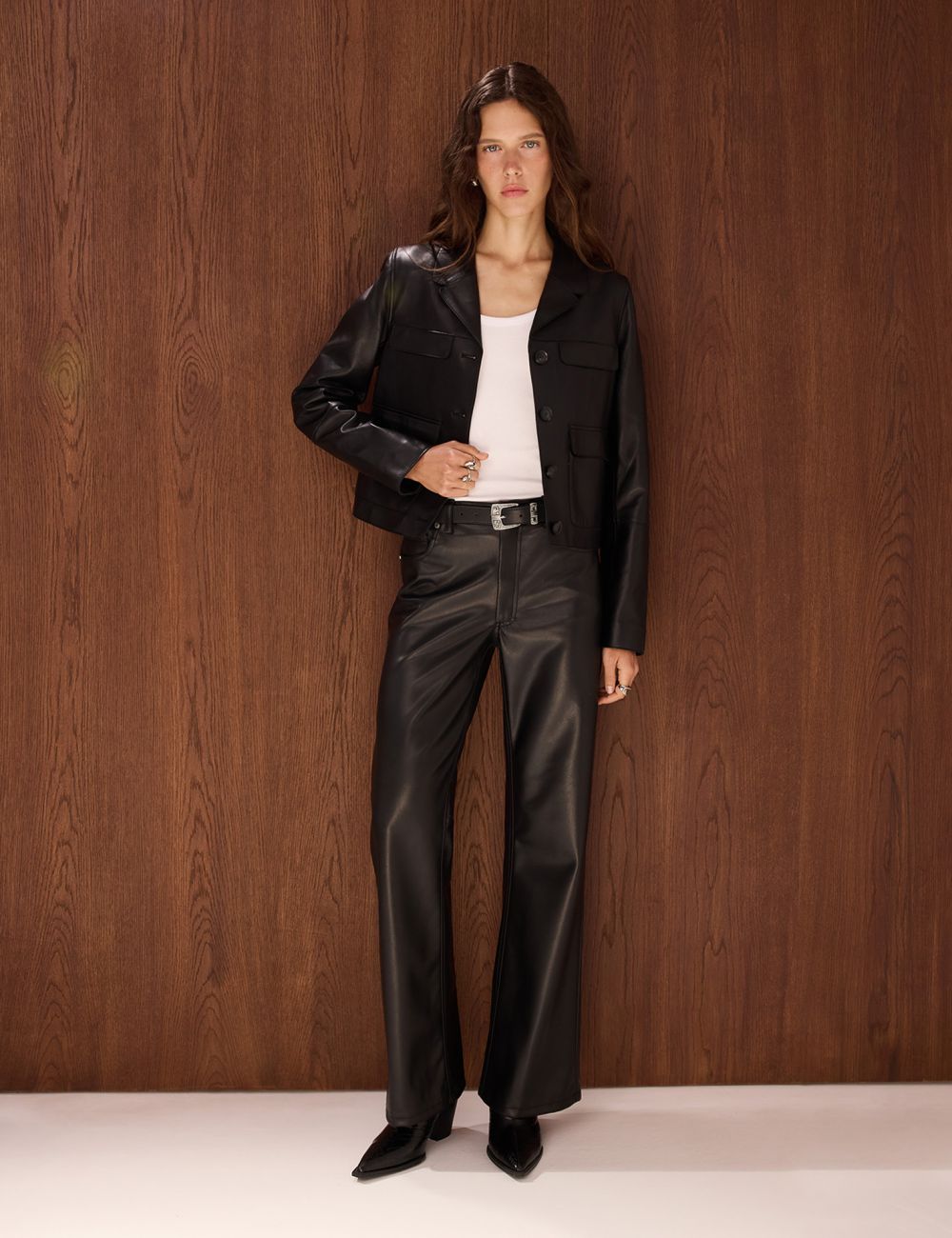 מכנסיים בגזרת BOOTCUT דמוי עור