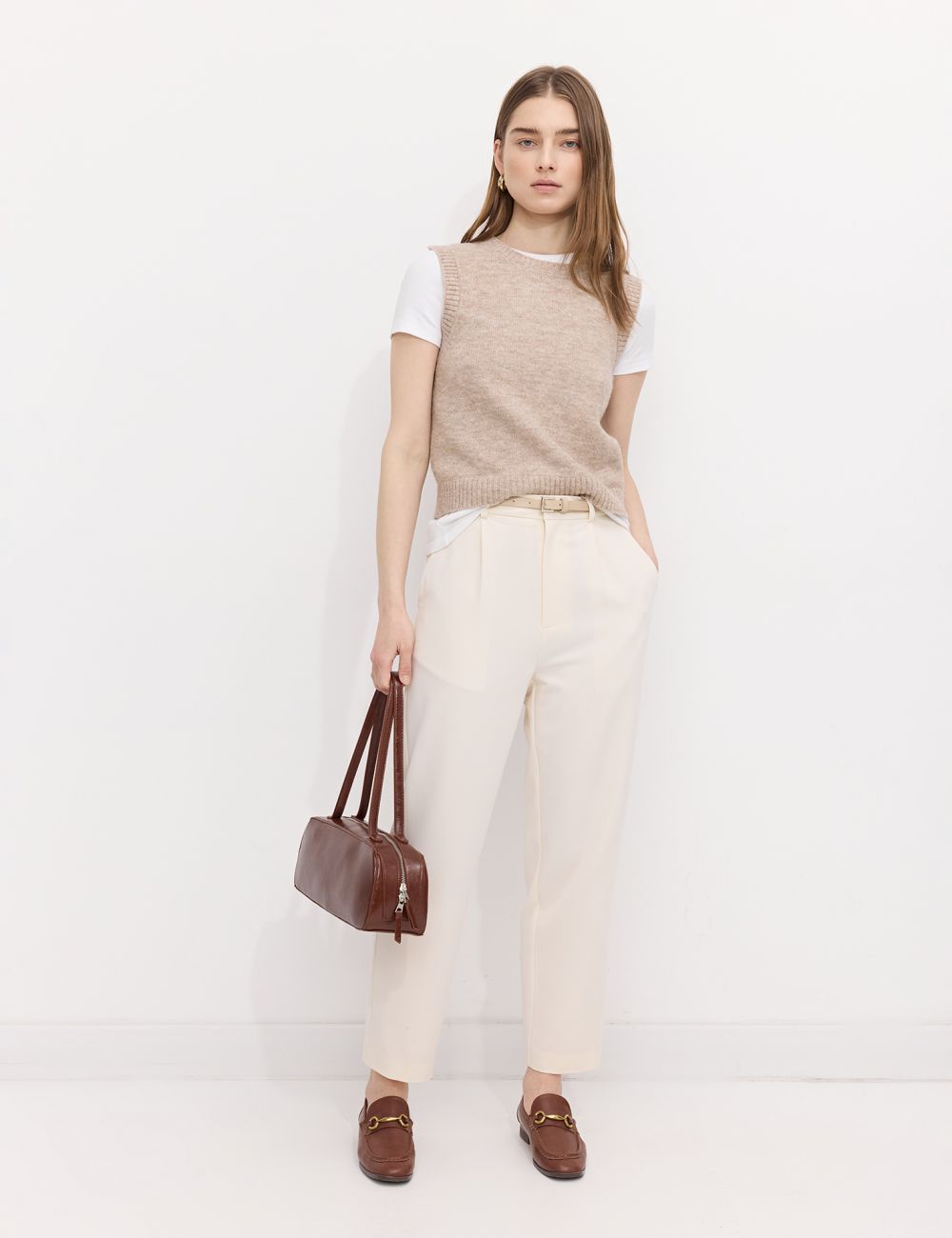 מכנסיים מחוייטים עם חגורה