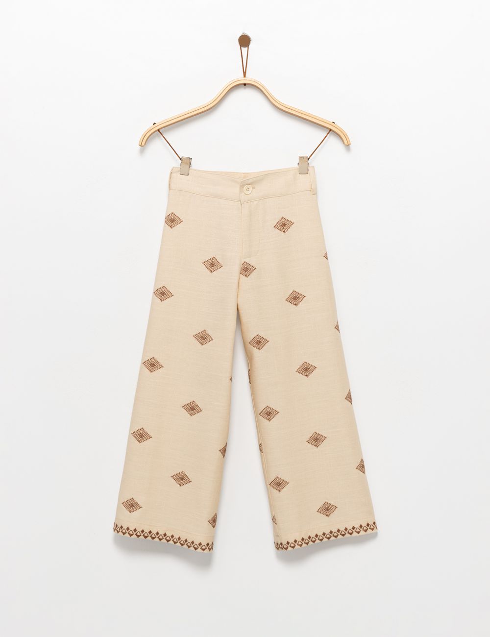 מכנסיים עם רקמות