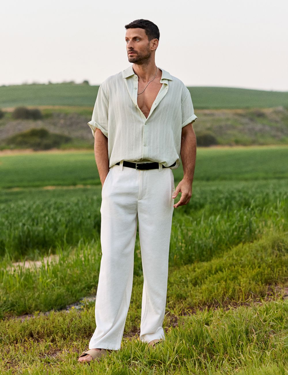 מכנסיים בגזרה משוחררת