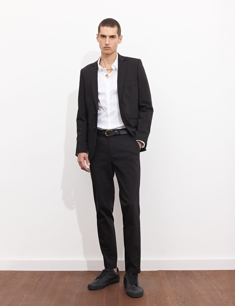 מכנסיים מחויטים לחליפה