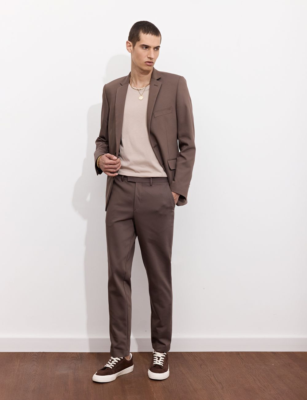 מכנסיים מחויטים לחליפה