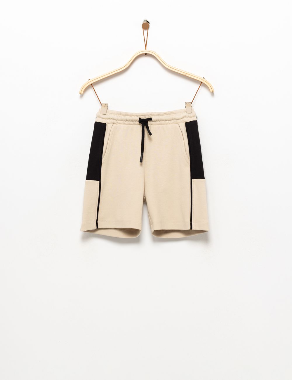 מכנס קצר עם חתכים