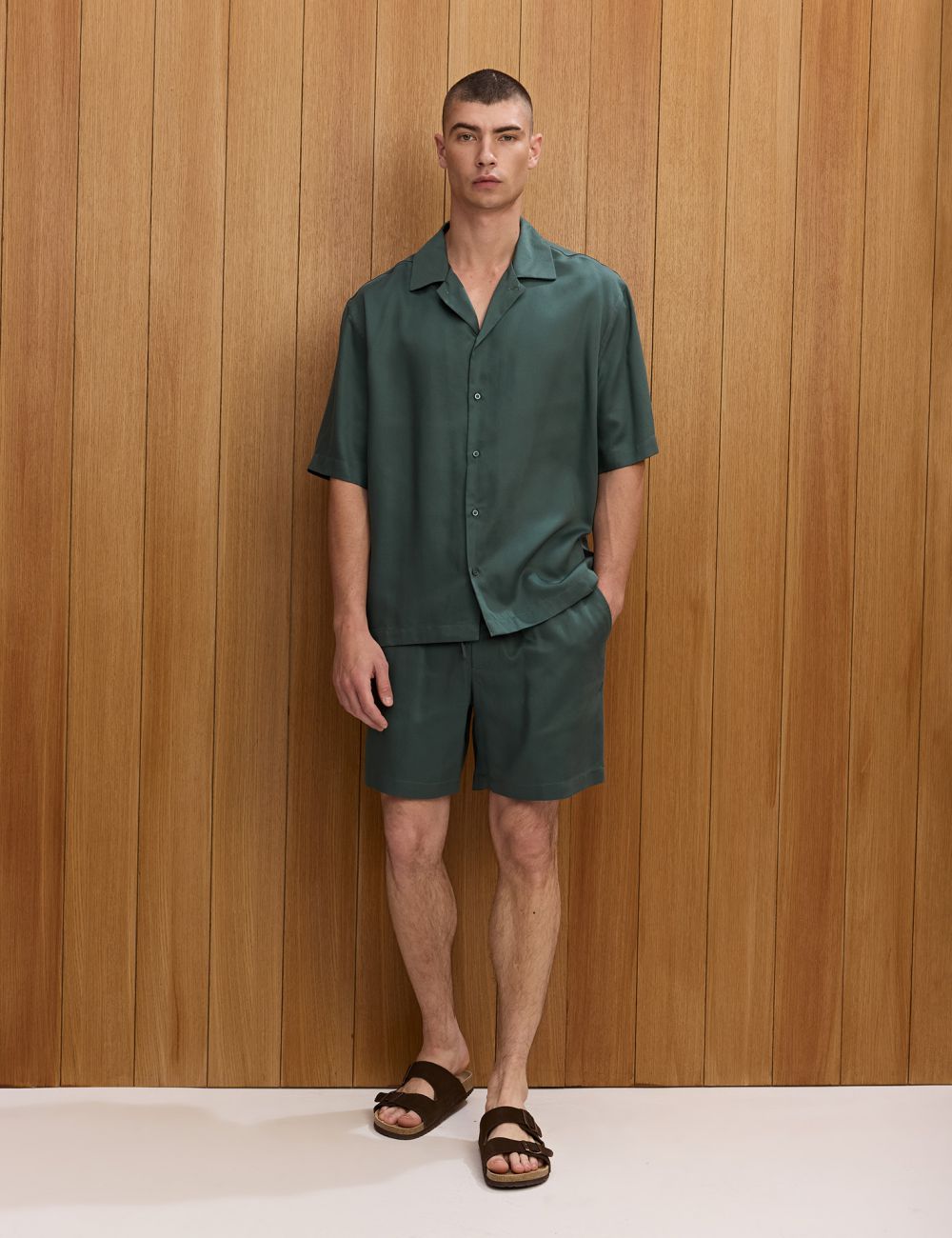 מכנסיים עם חגורה אלסטית