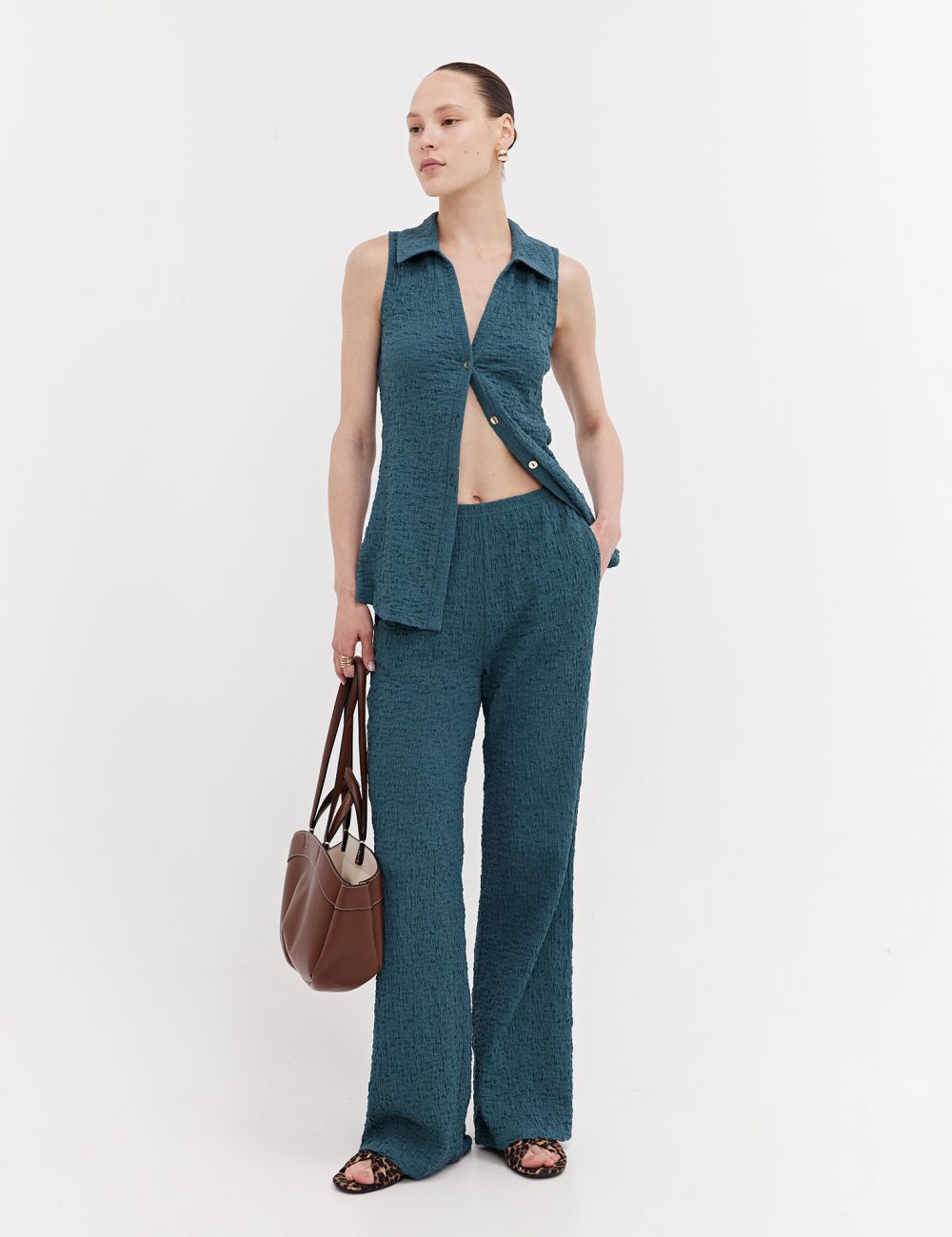 מכנסיים בגזרה נשפכת מבד טקסטורה