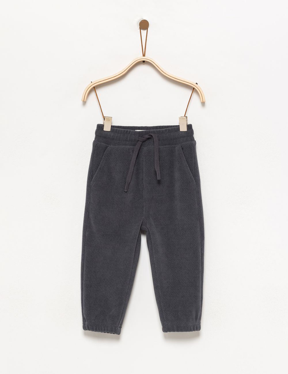 מכנסיים עם טקסטורה