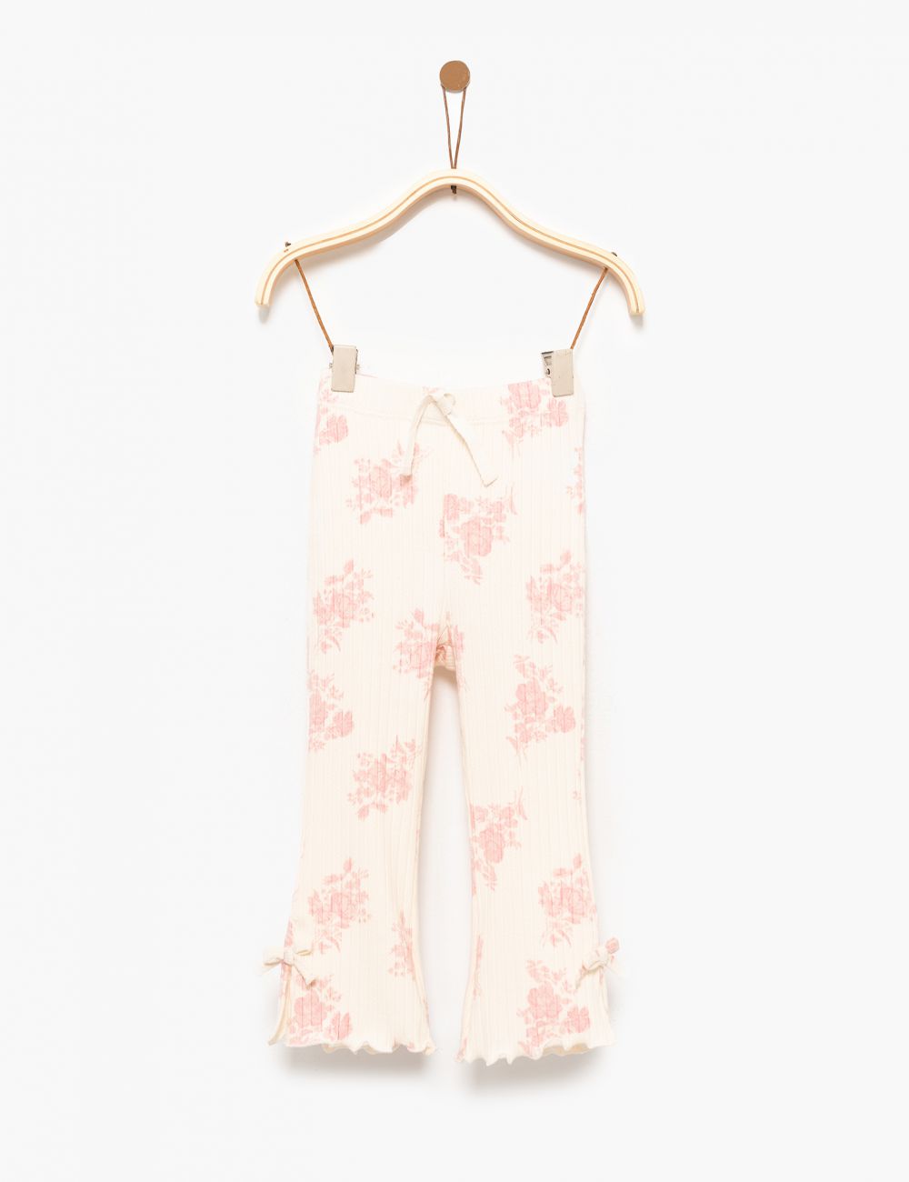 טייץ מתרחב עם שסע ופפיון