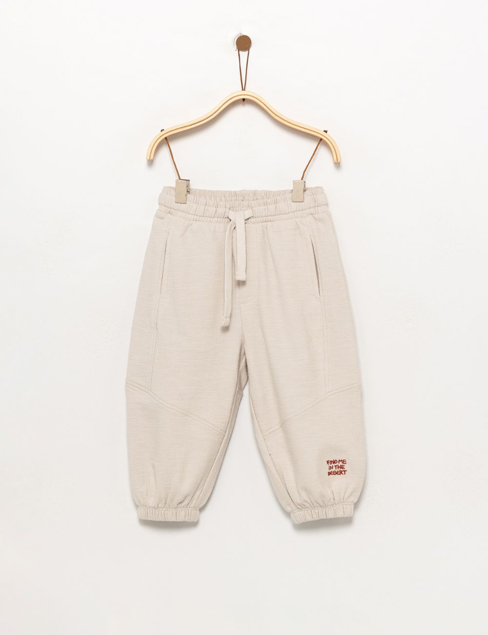 מכנס עם חתכים וטקסטורה