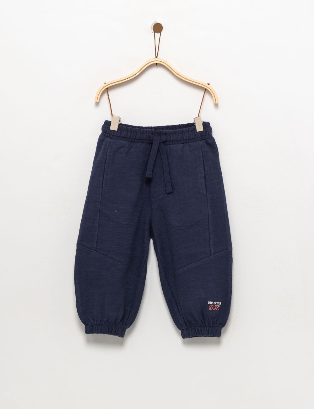 מכנס עם חתכים וטקסטורה