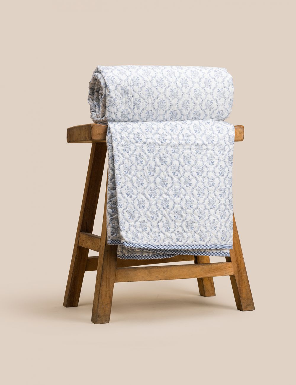 שמיכת קיץ פרחים כחולים קווליט עם מילוי 200X220CM