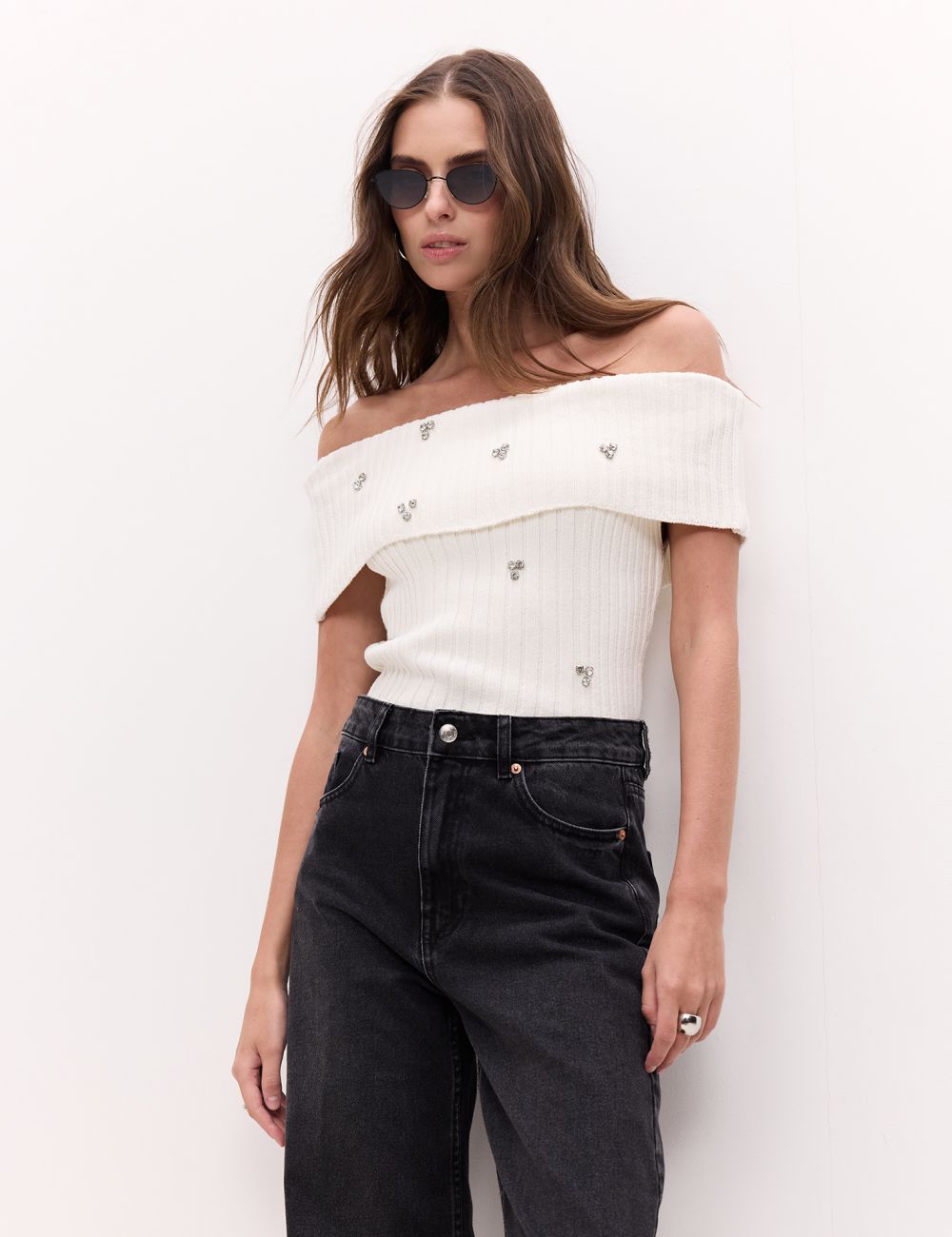 טופ ריב עם כתפיים חשופות ואבנים