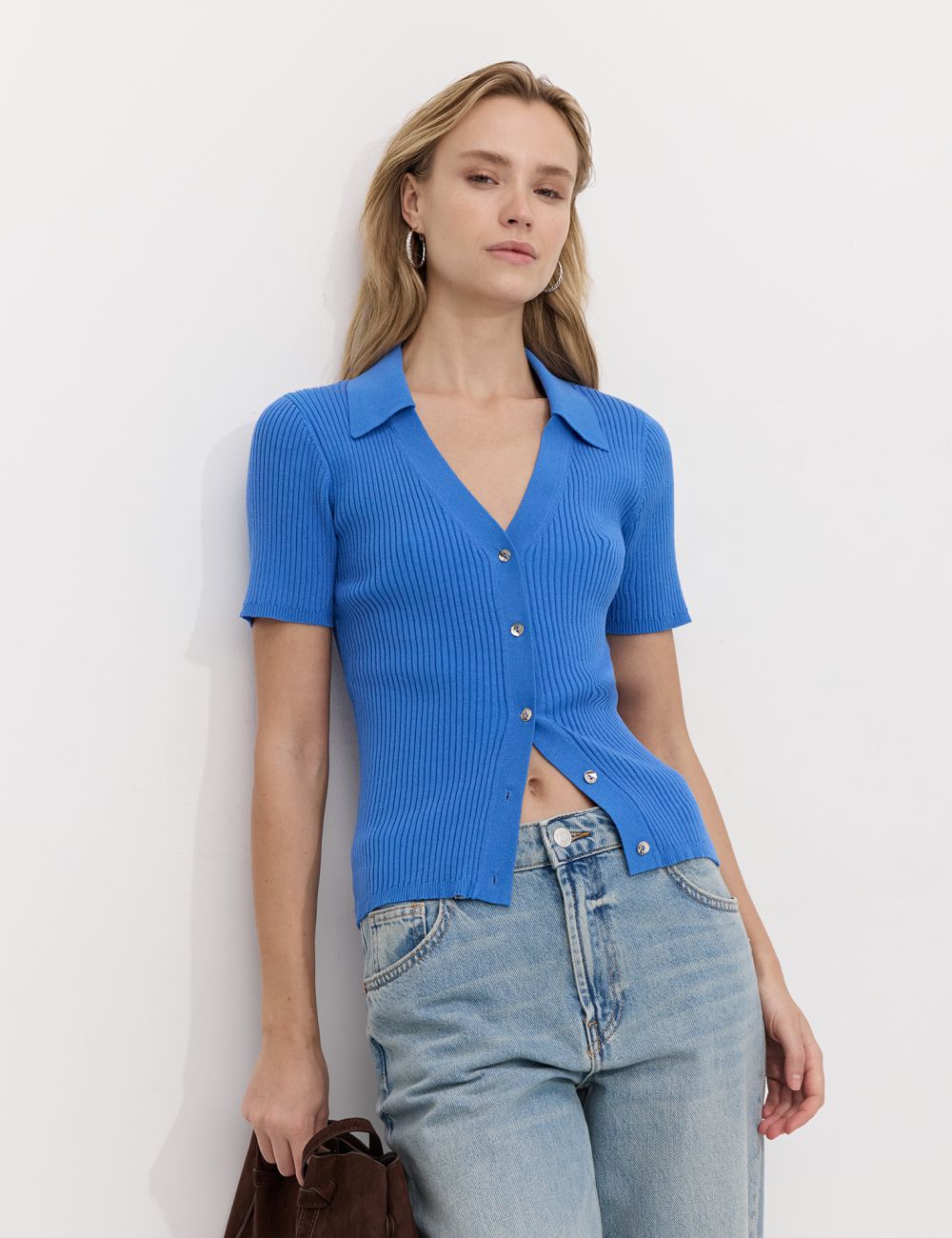 סריג עם צווארון ושרוולים קצרים