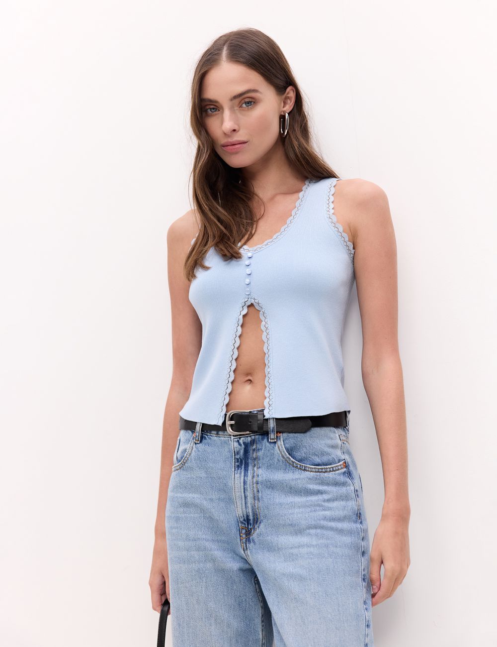 גופיית סריג עם שסע קידמי