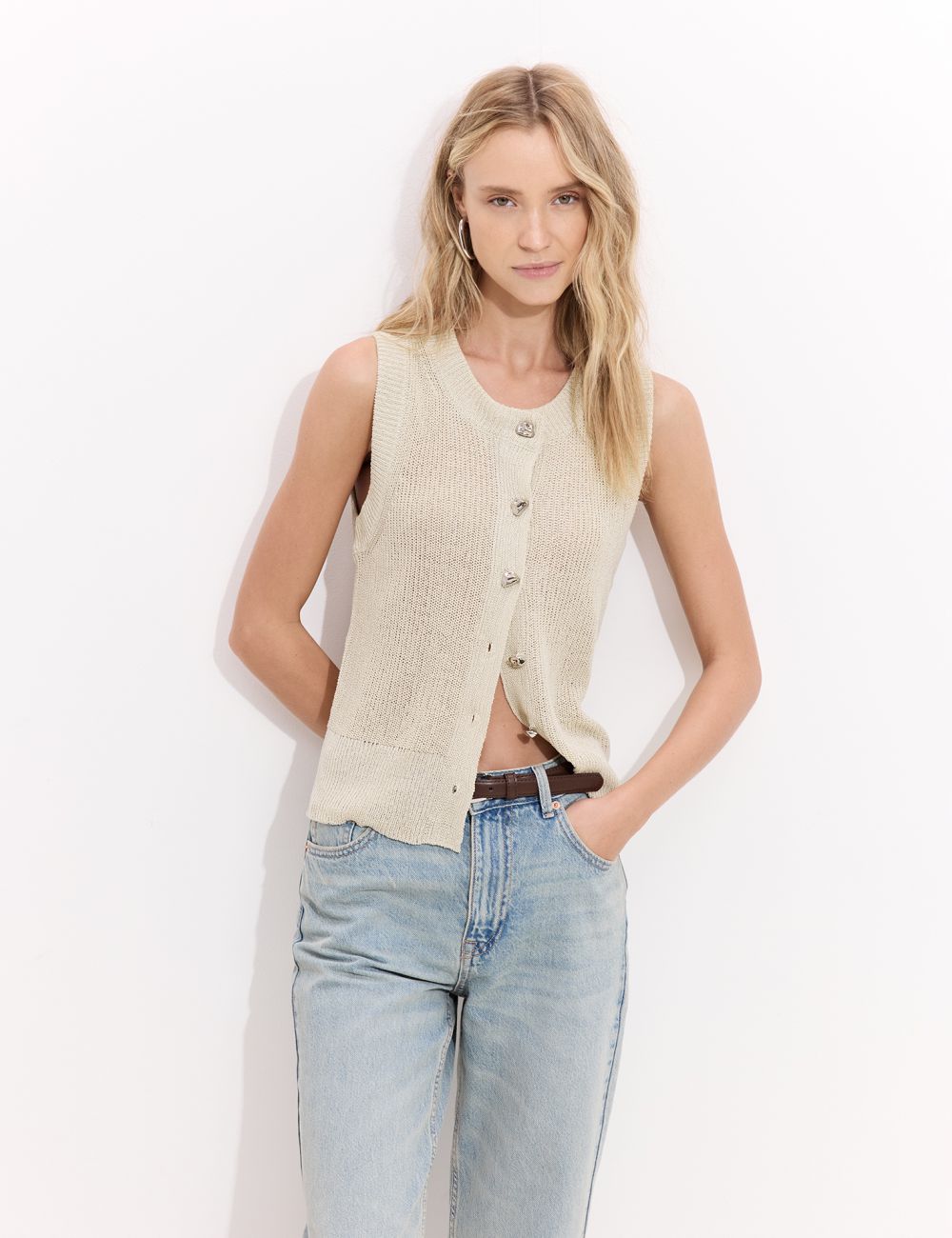 גופיית ווסט סרוגה עם כפתורים