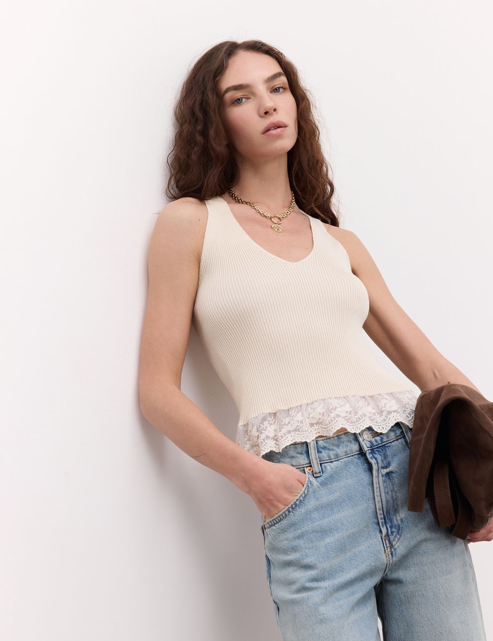 טופ סרוג עם גימור תחרה