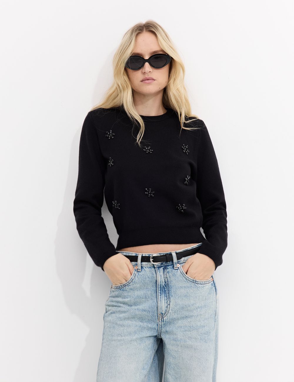 סריג עם צווארון עגול ואבנים