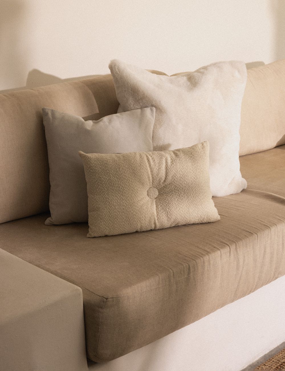 כרית 50*30 בוקלה לבן בשילוב קטיפה