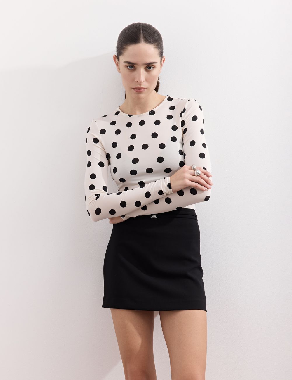 חצאית מיני מעוטרת אבזמים