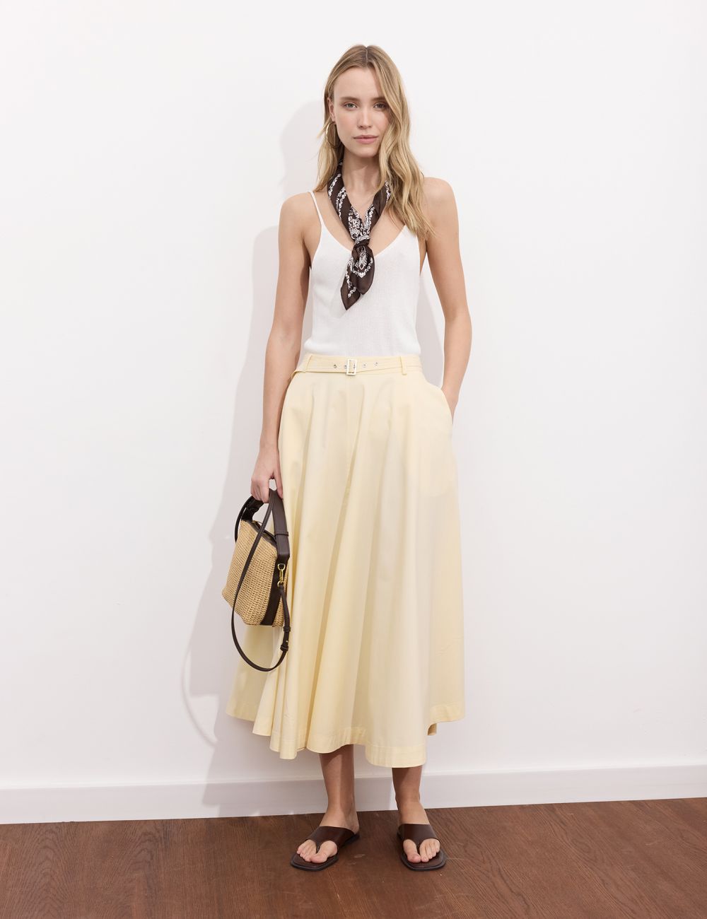 חצאית מידי מתרחבת עם חגורת בד