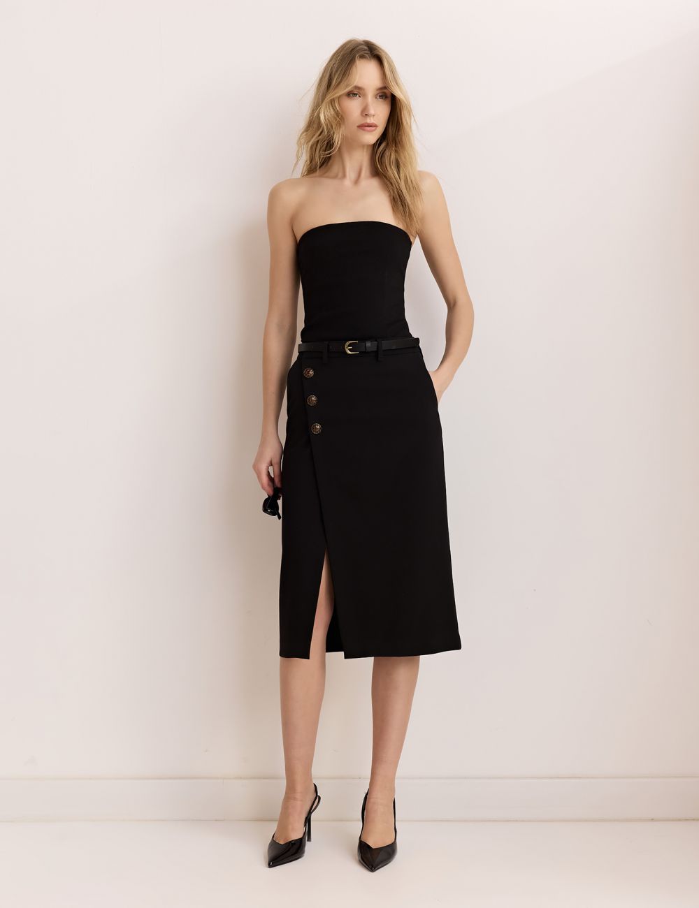 חצאית אסימטרית עם כפתורים