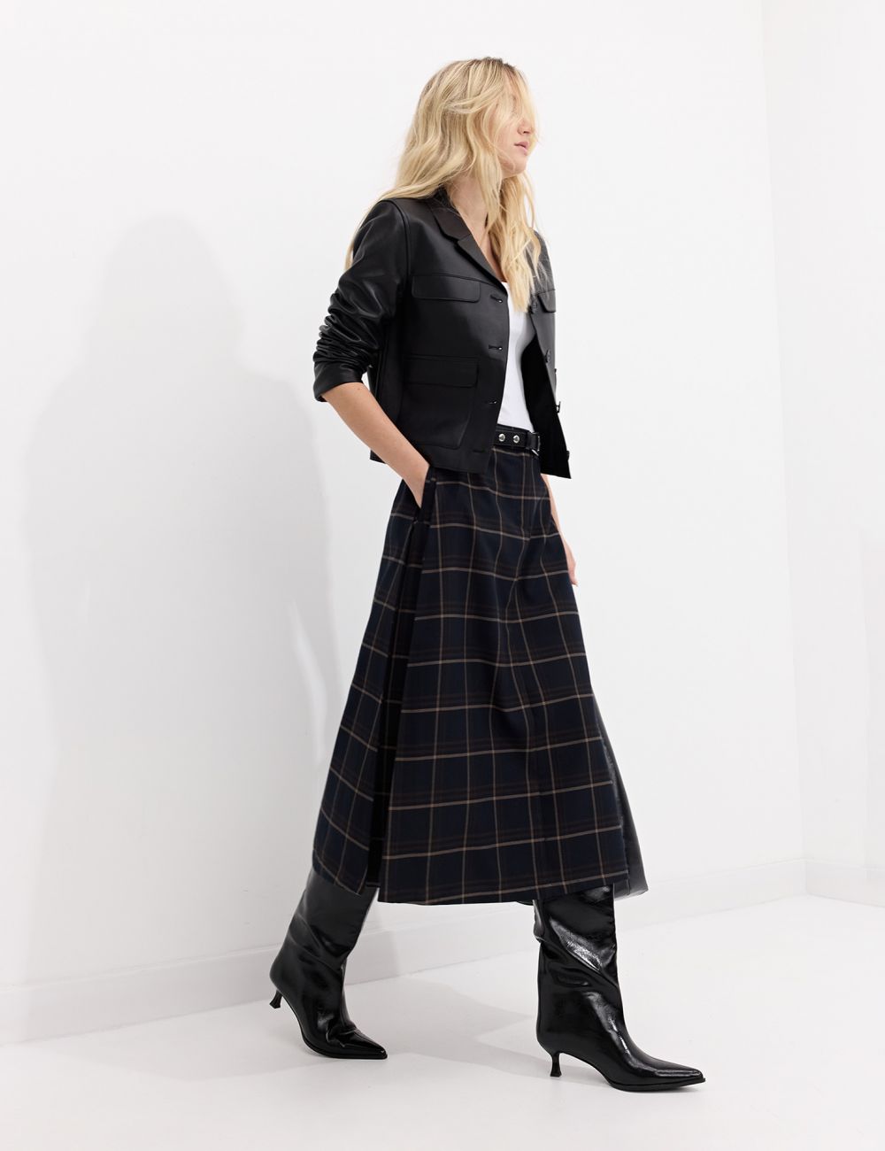 חצאית מידי משובצת עם חגורה