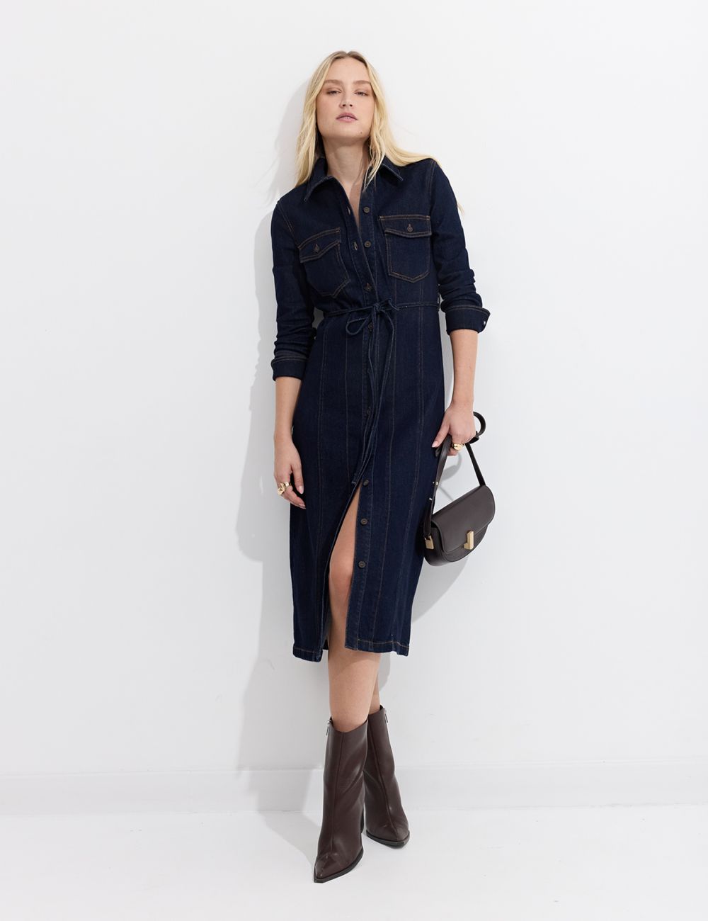 שמלת ג׳ינס באורך מידי עם מתפרים