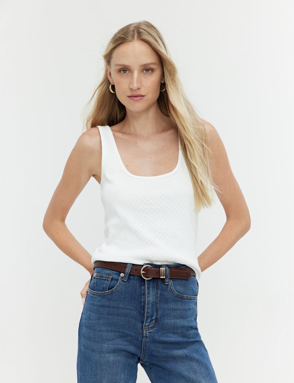 גופיית POINTELLE עם מפתח עמוק