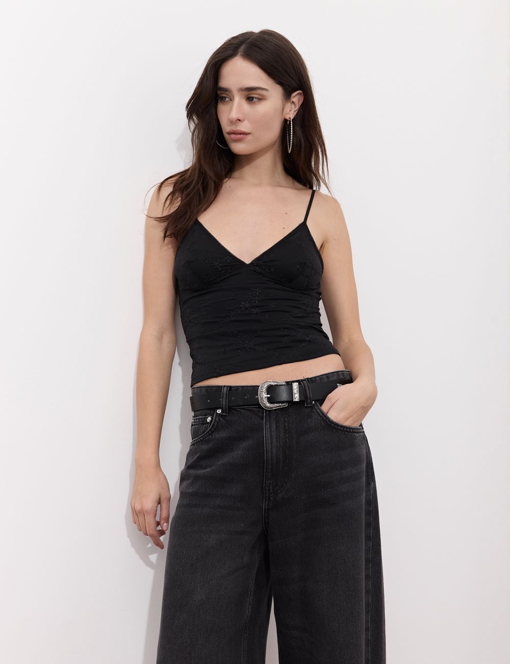 גופיה עם רקמה פרחונית