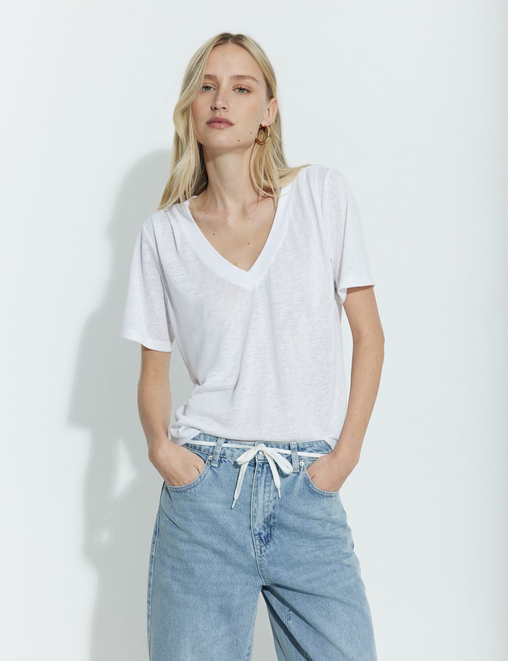 טי-שירט כיווצים בכתפיים