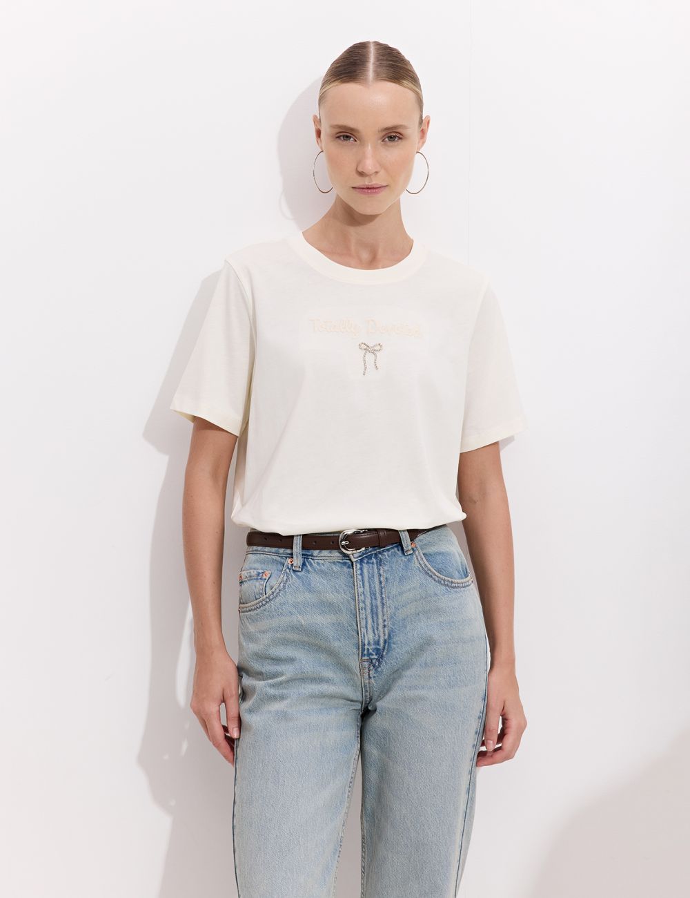 טי-שירט מעוטרת עם כיתוב רקום