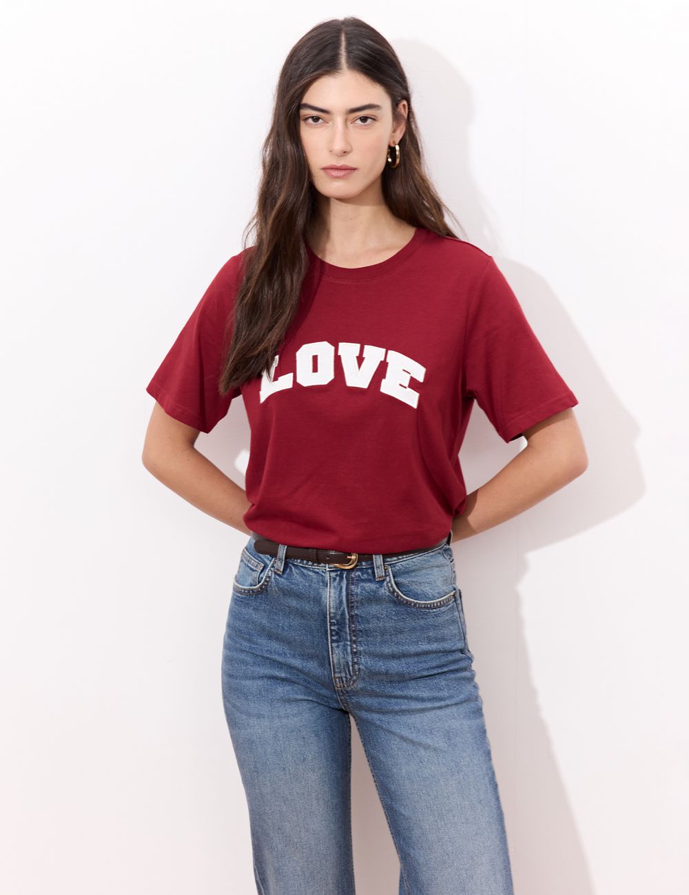 טי שירט עם פאטצ׳ רקום