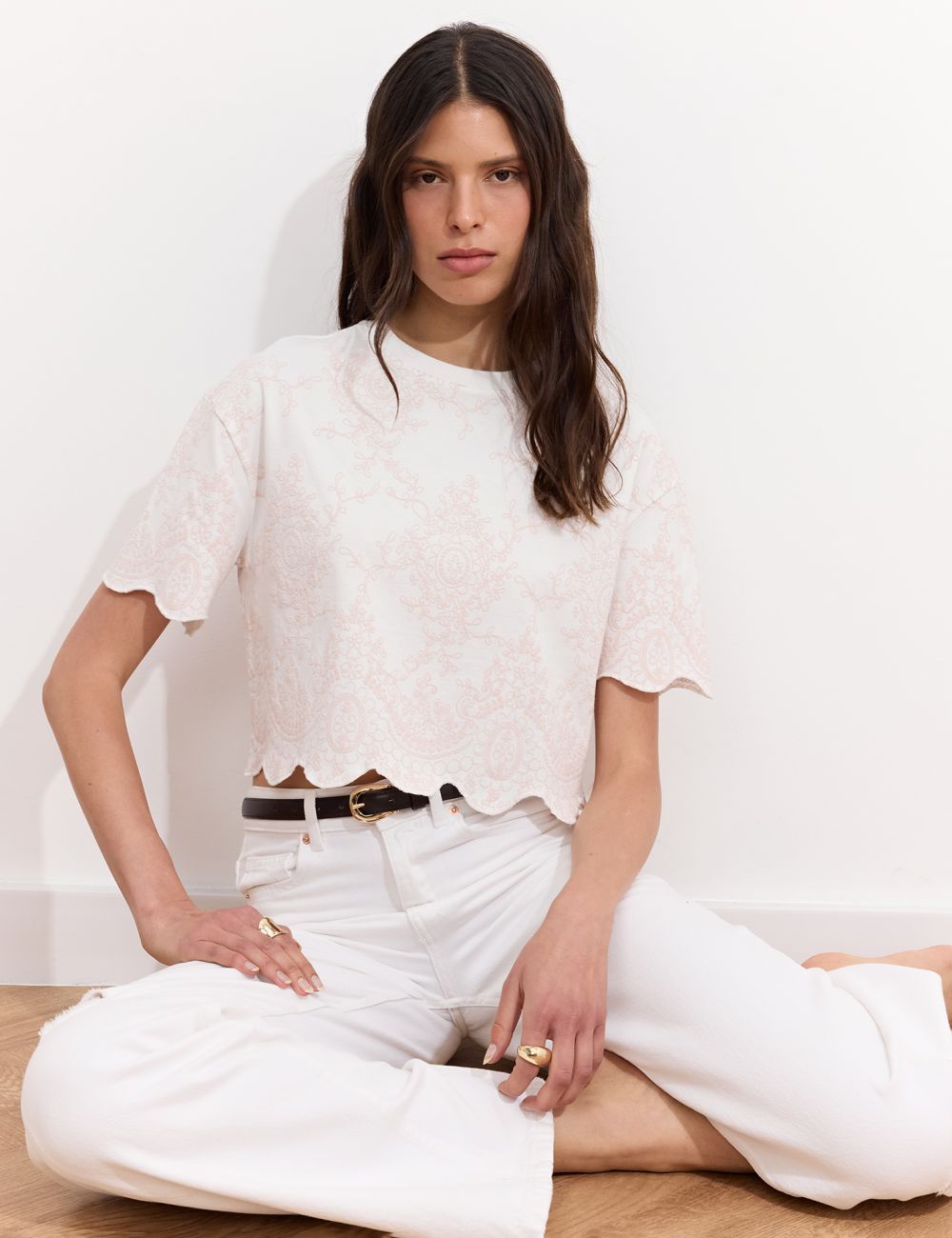 טי שרט עם הדפס דמוי רקמה