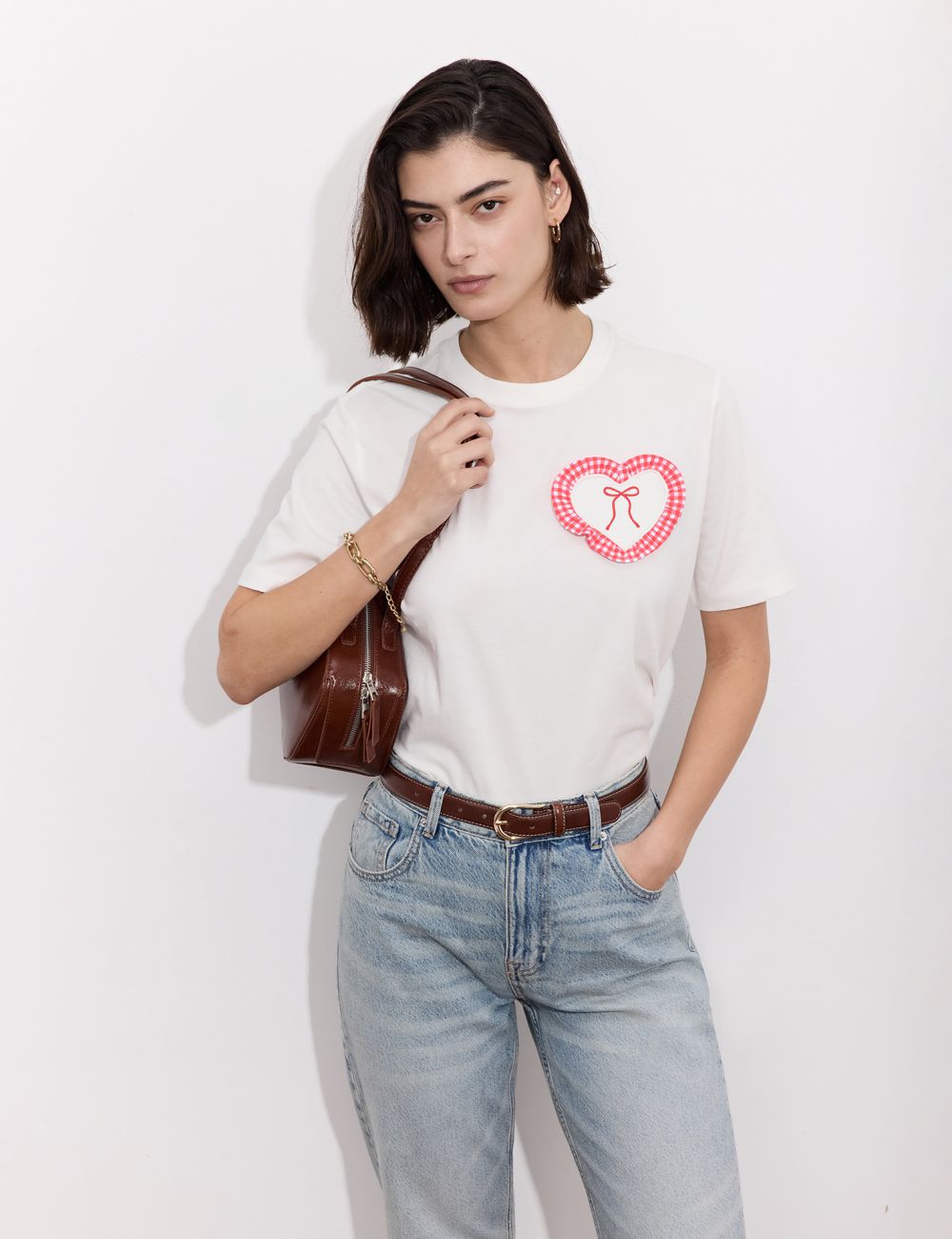 טי שירט עם פאץ’ וריקמה