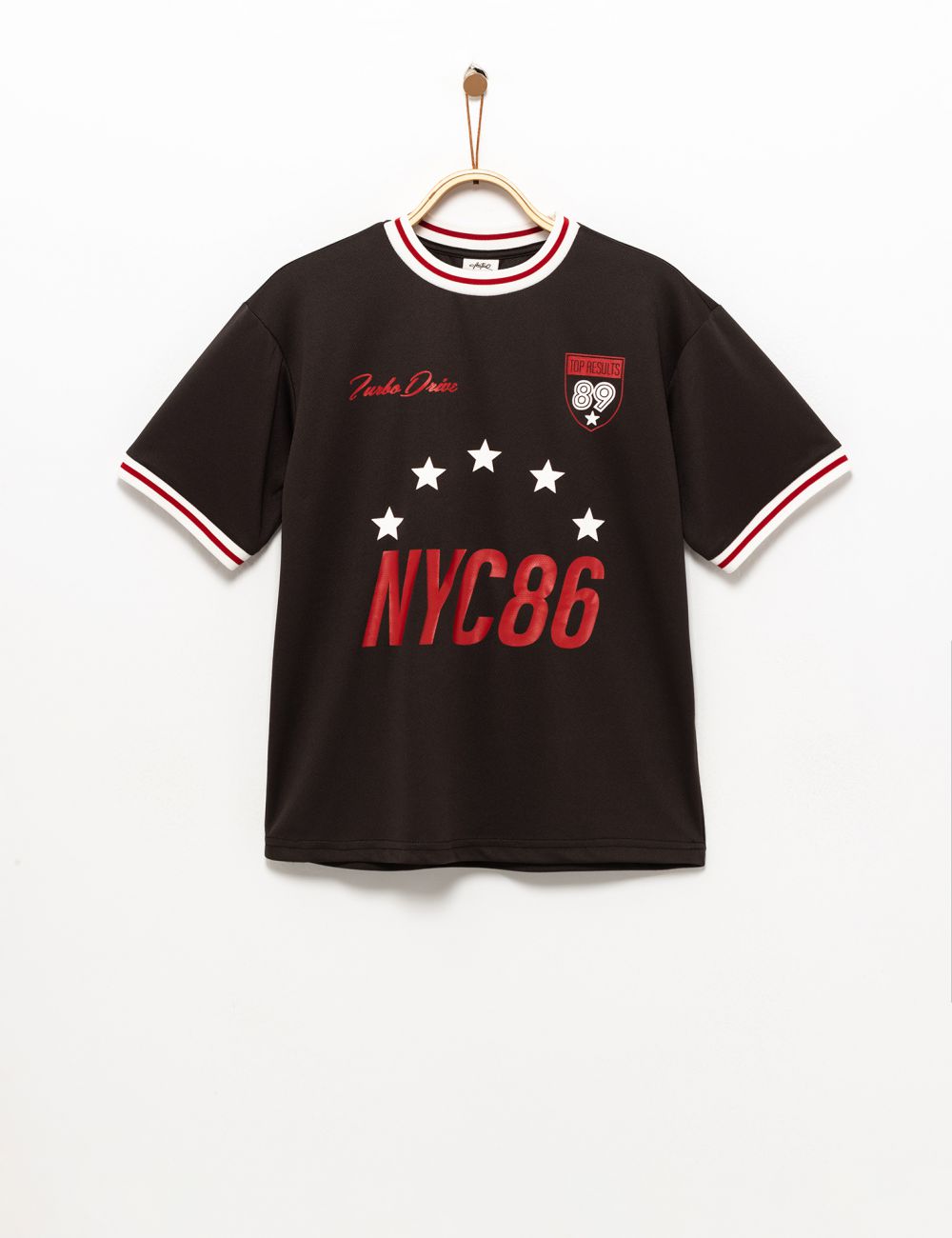 חולצה בסגנון ספורטיבי