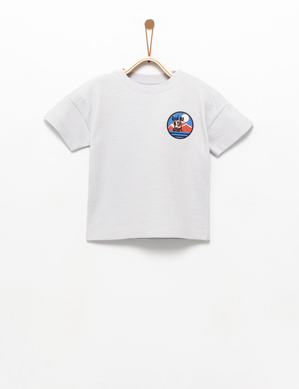 טי שירט עם טקסטורה ורקמה