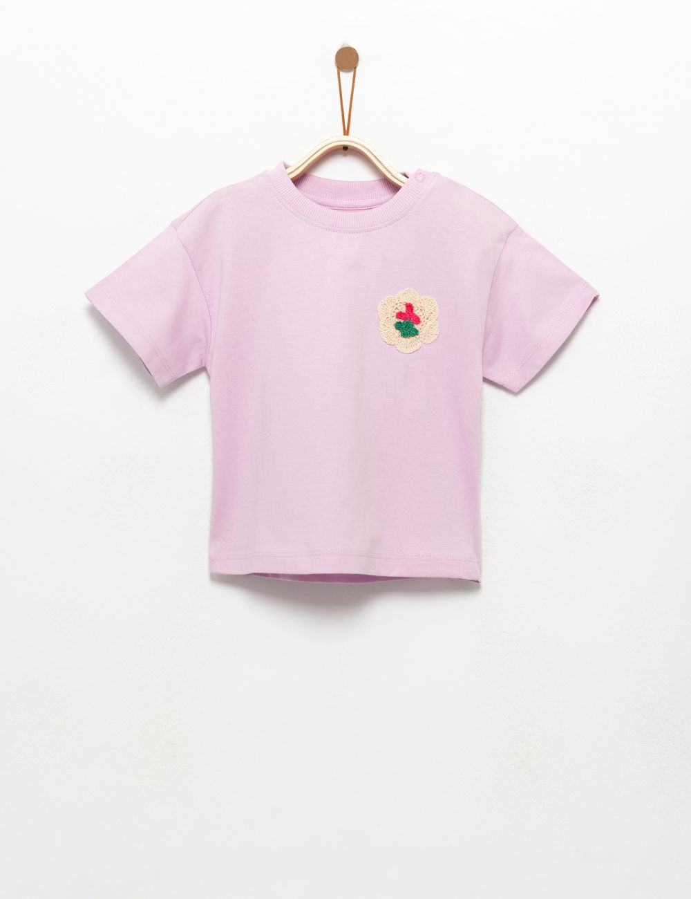 חולצה עם אפליקציית קרושה