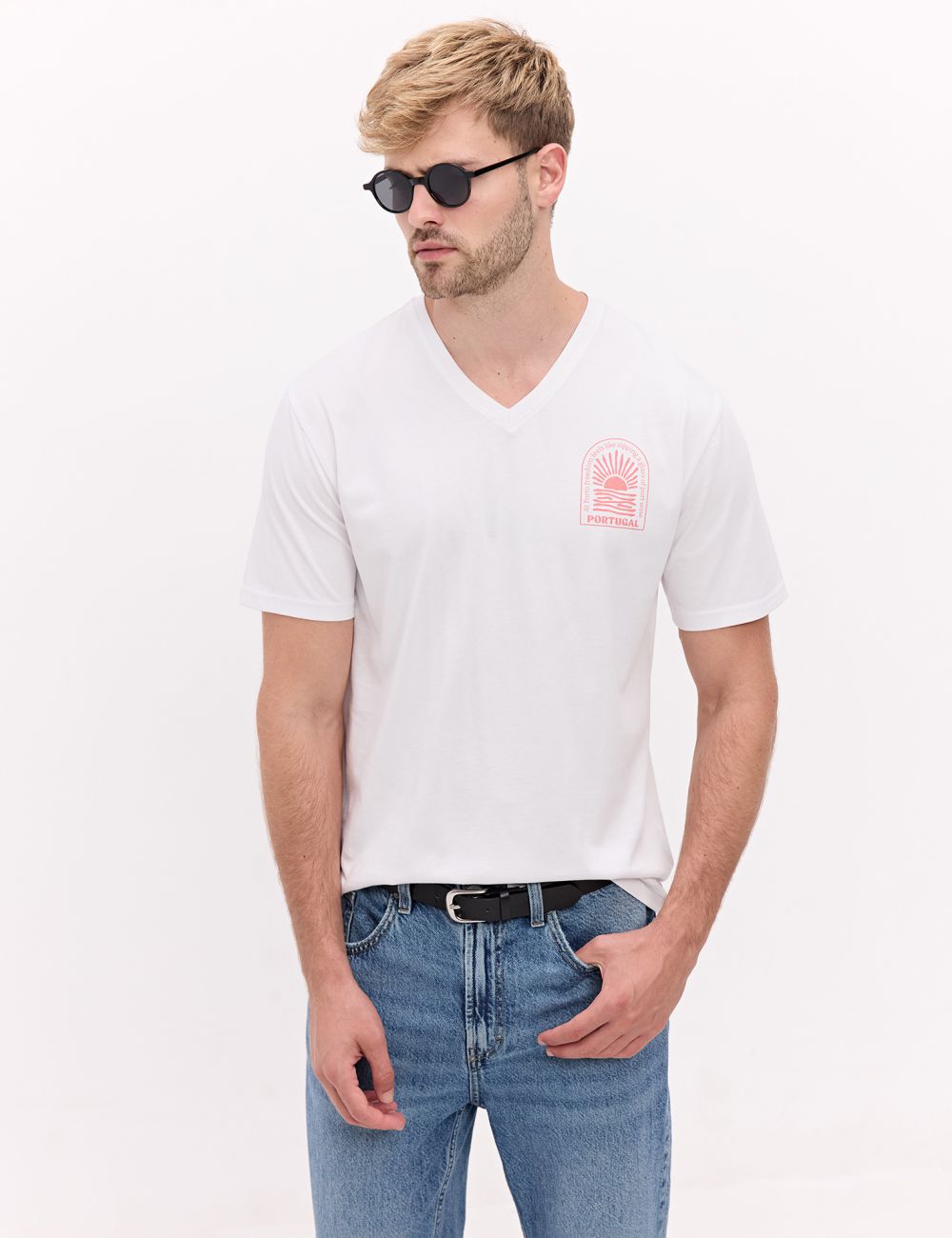 טי שירט צווארון וי מודפסת