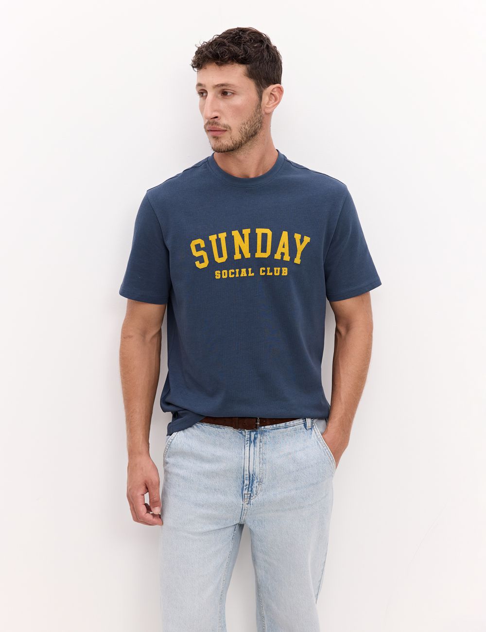 טי-שירט REGULAR FIT עם כיתוב