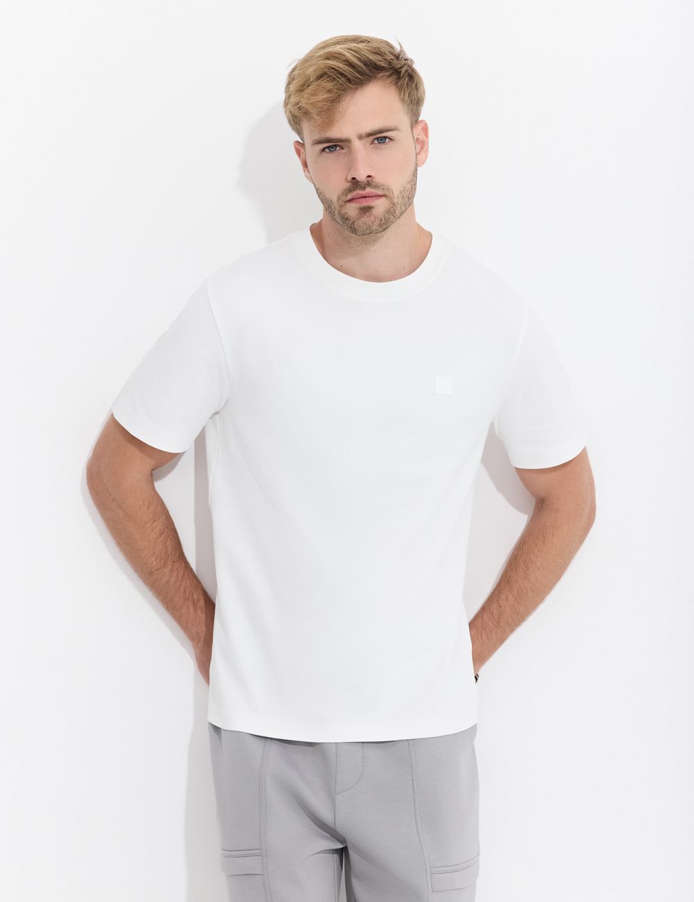 טי שירט עם דפוס קידמי קטן