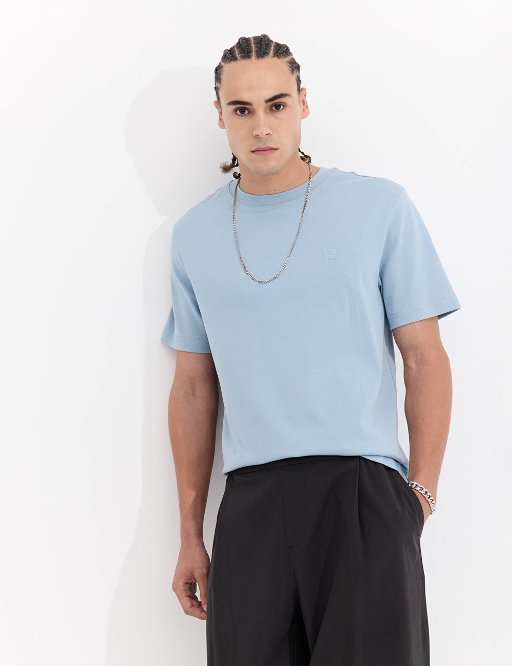 טי שירט עם דפוס קידמי קטן