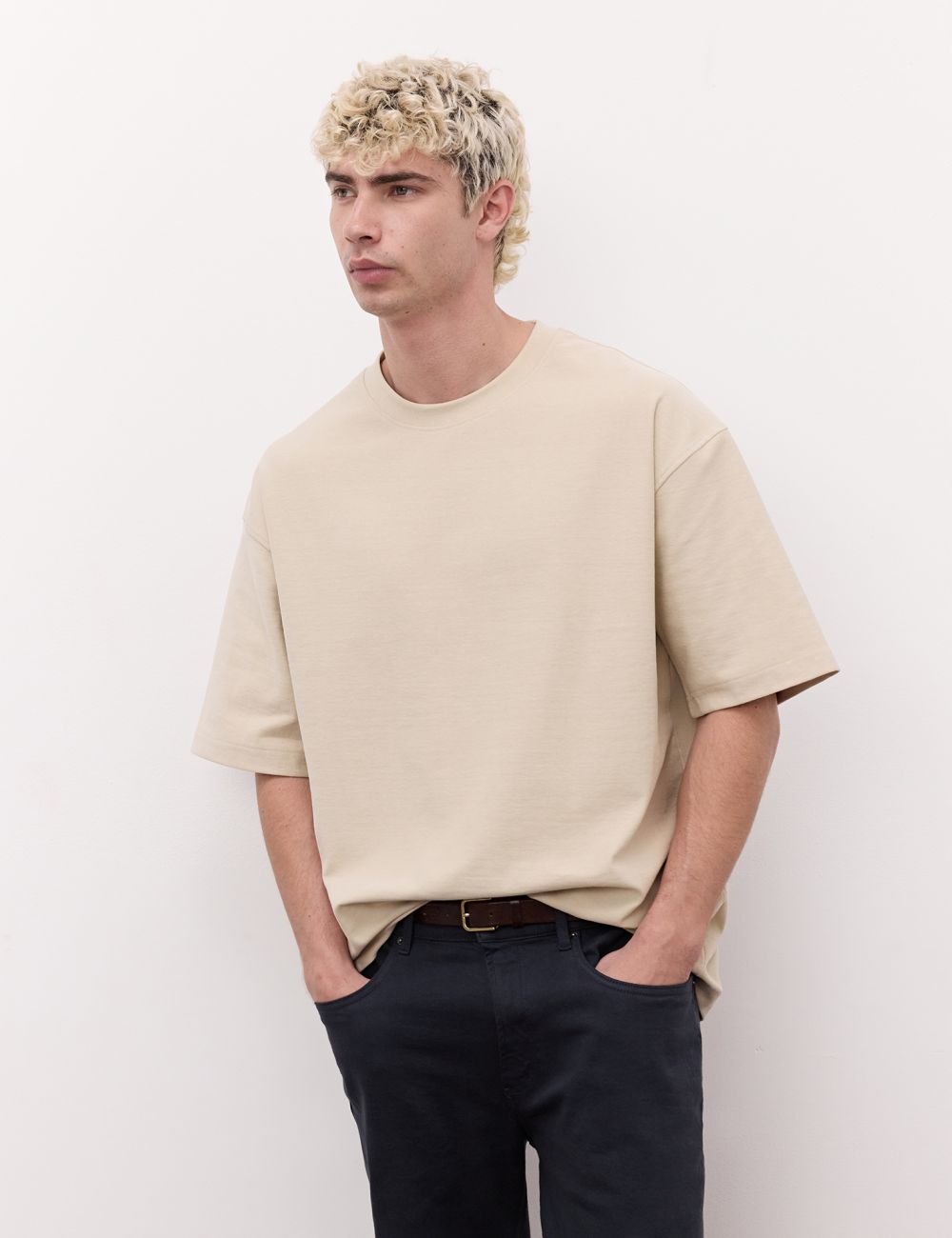 טי שירט עם חתך אחורי