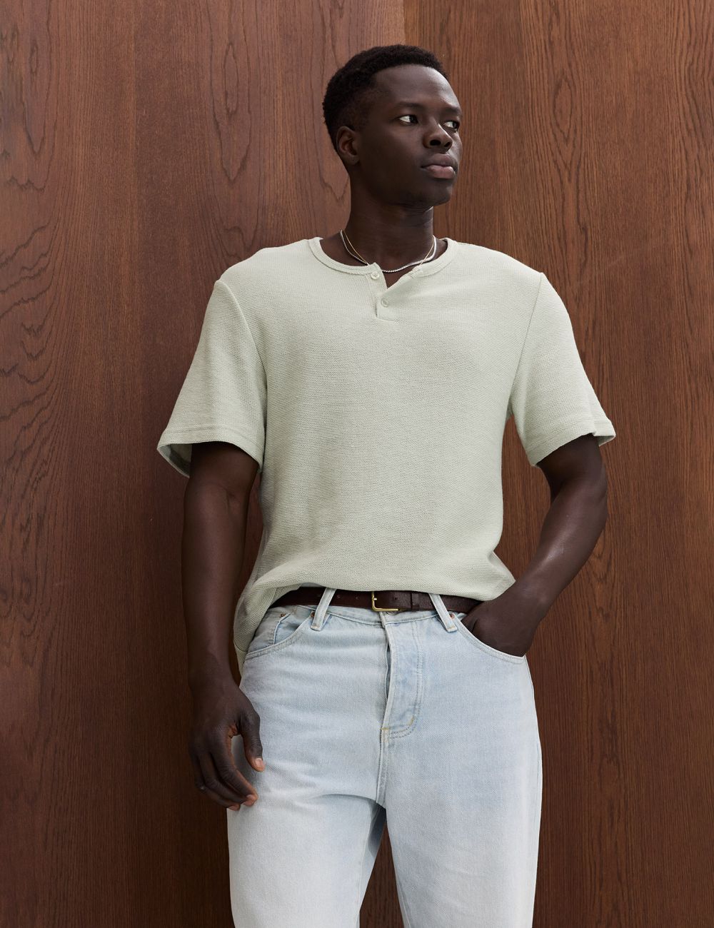 טי שירט טקסטורה עם כפתרה