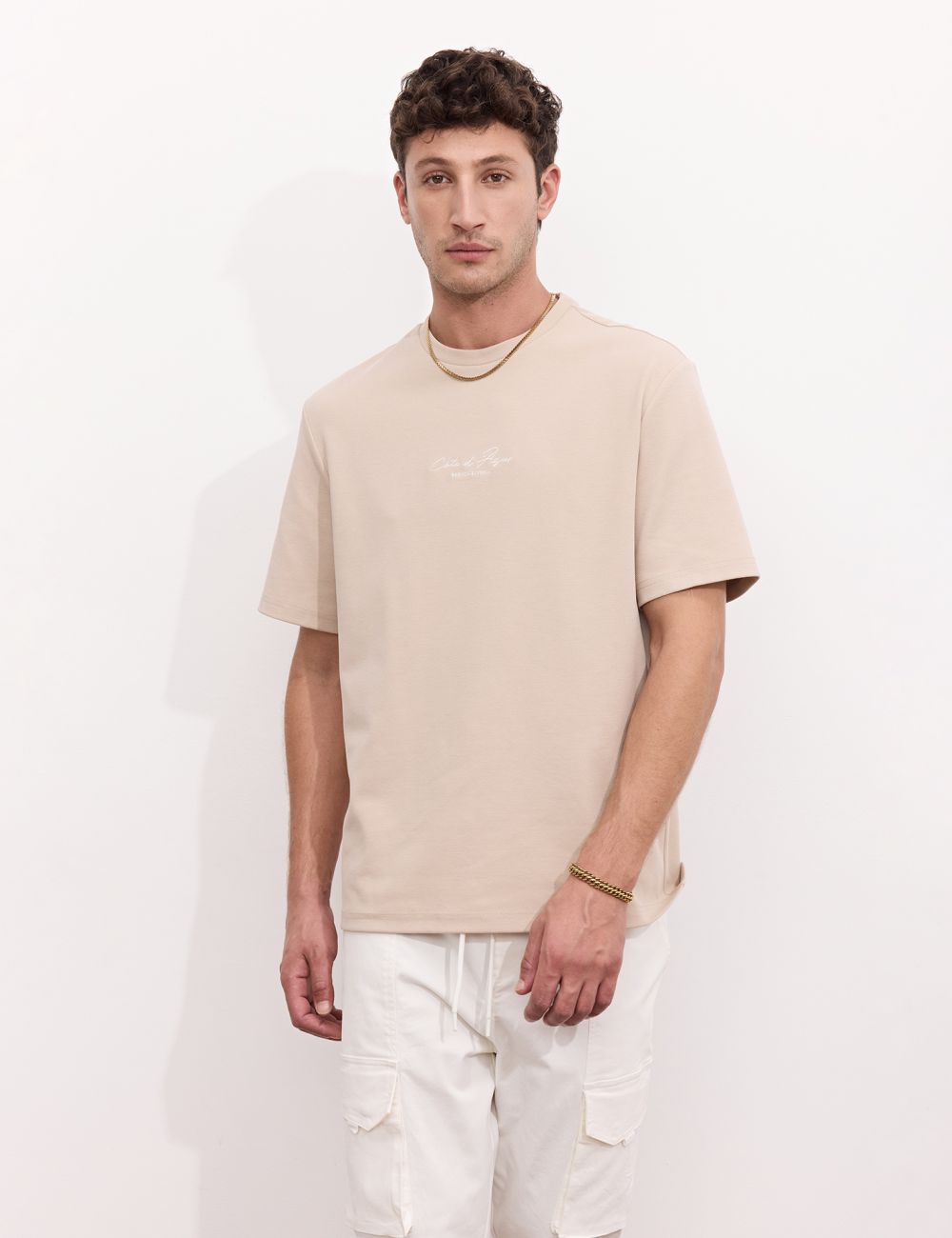 חולצה עם רקמה