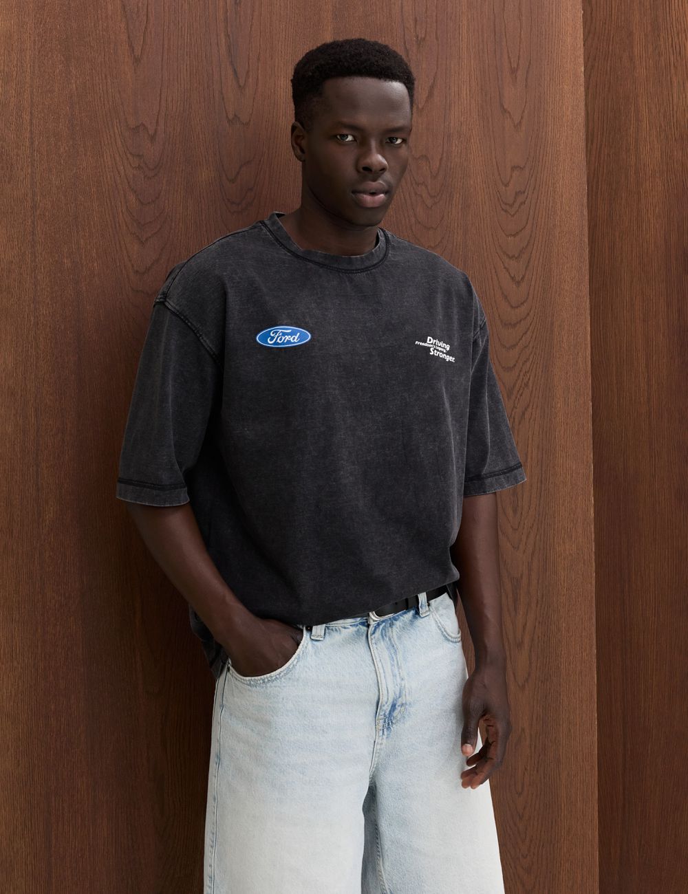 טי שירט שטופה עם הדפס פורד