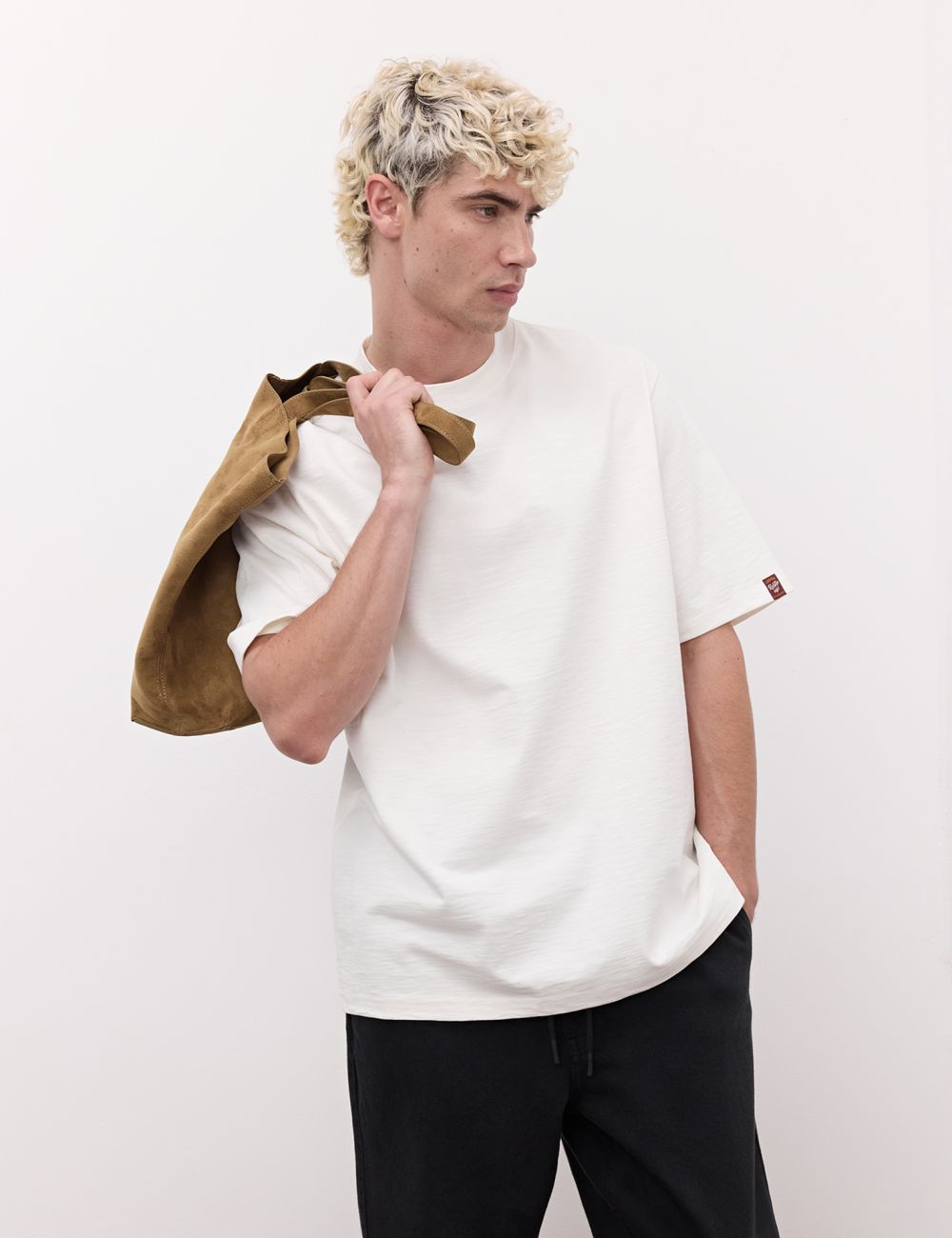 טישירט עם תווית בשרוול