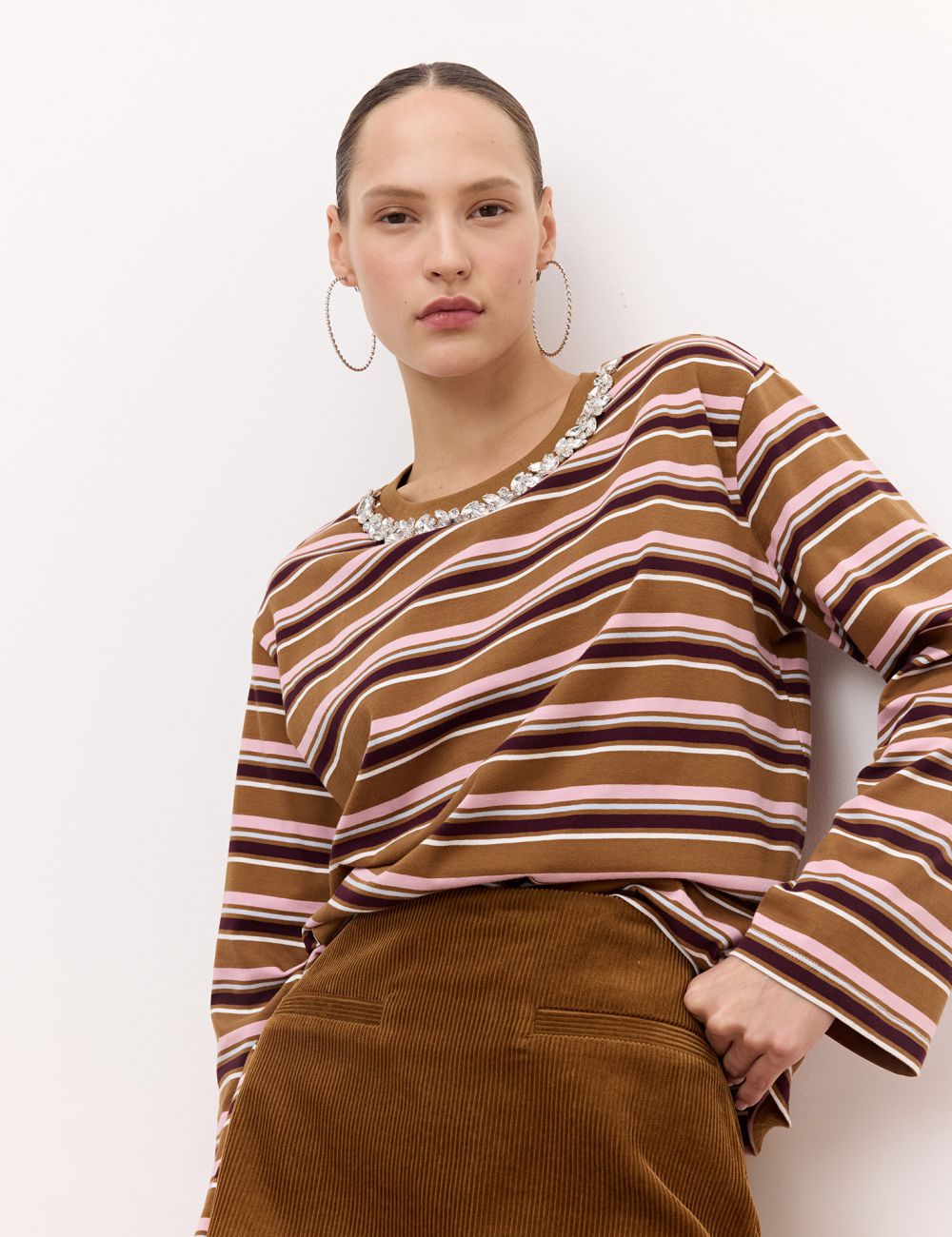 חולצת טי שירט עם שרוולים מתרחבים וצווארון מקושט