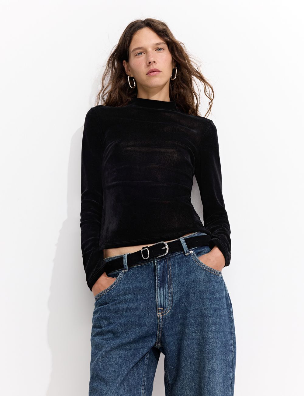 טופ קטיפה עם צווארון גבוה