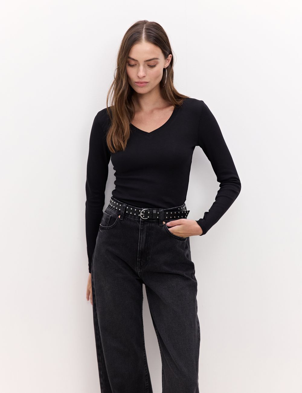 טי שרט עם שרוולים ארוכים וצווארון v