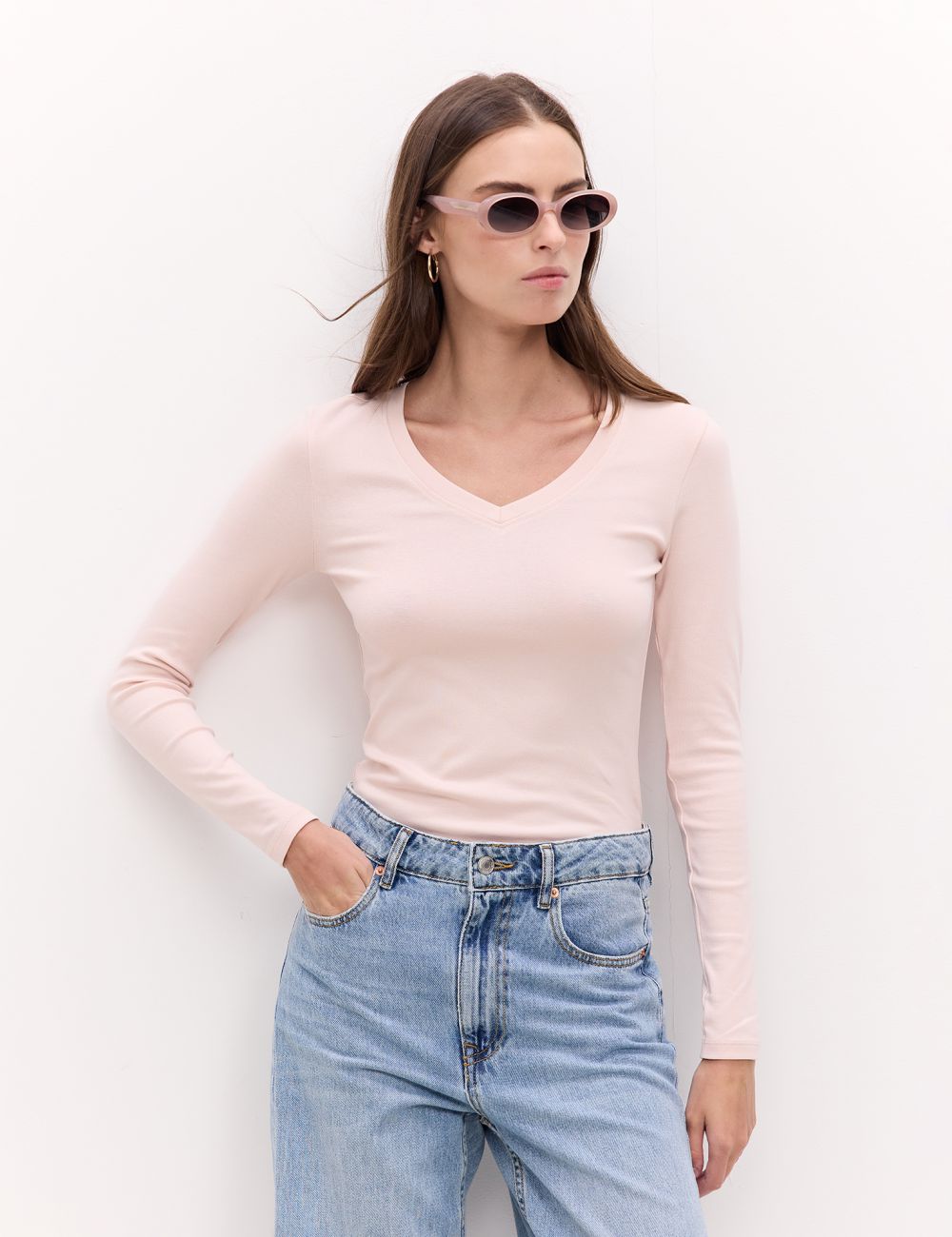 טי שרט עם שרוולים ארוכים וצווארון v