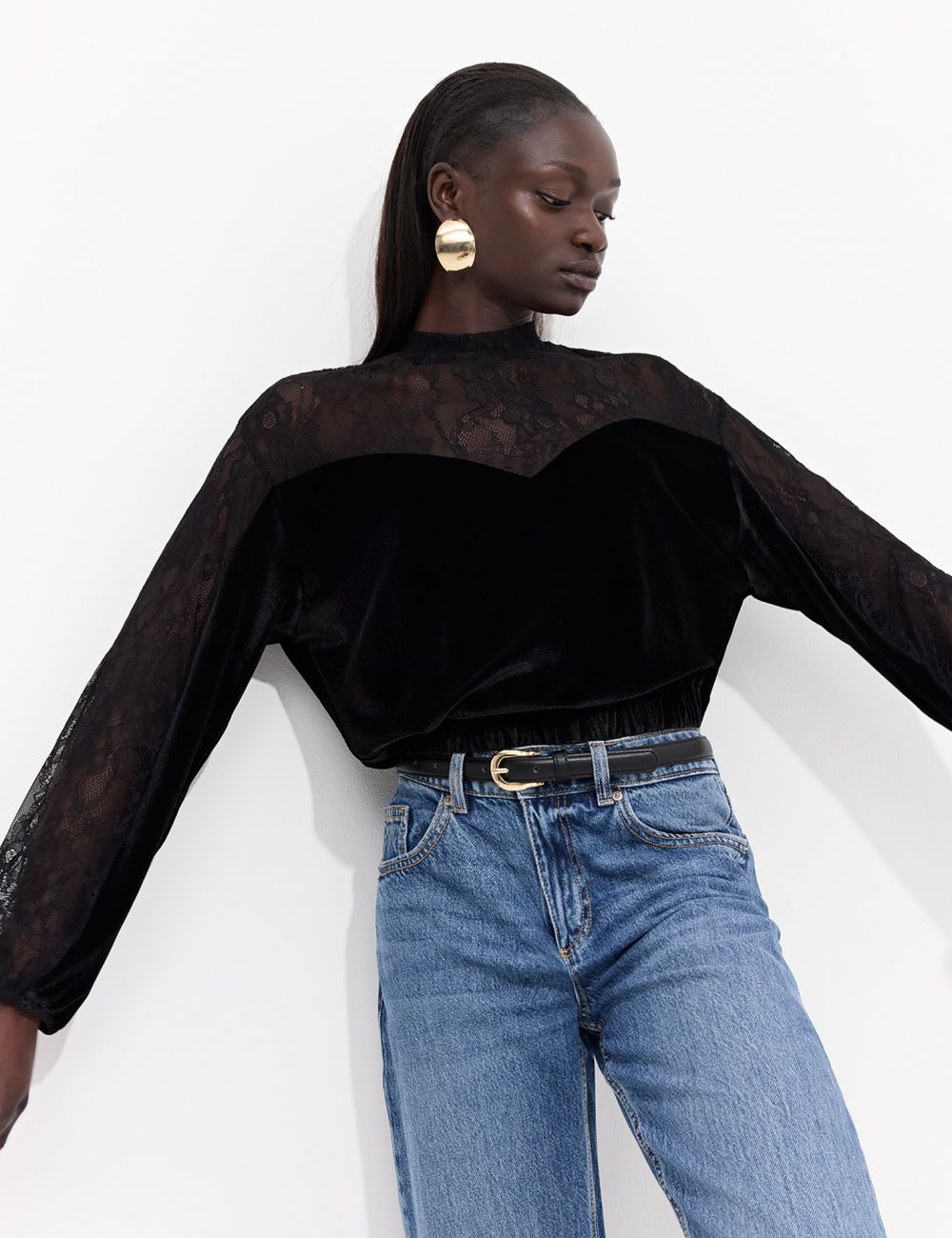 סוויטשירט קטיפה עם תחרה וצווארון גבוה